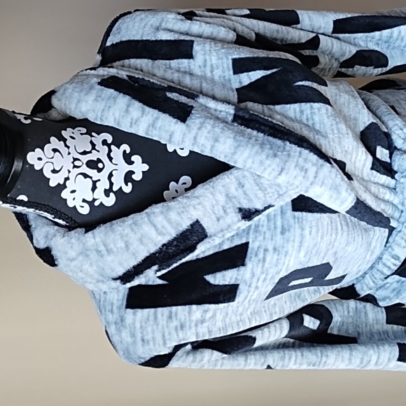 Pink Robe - Picture 2 of 6